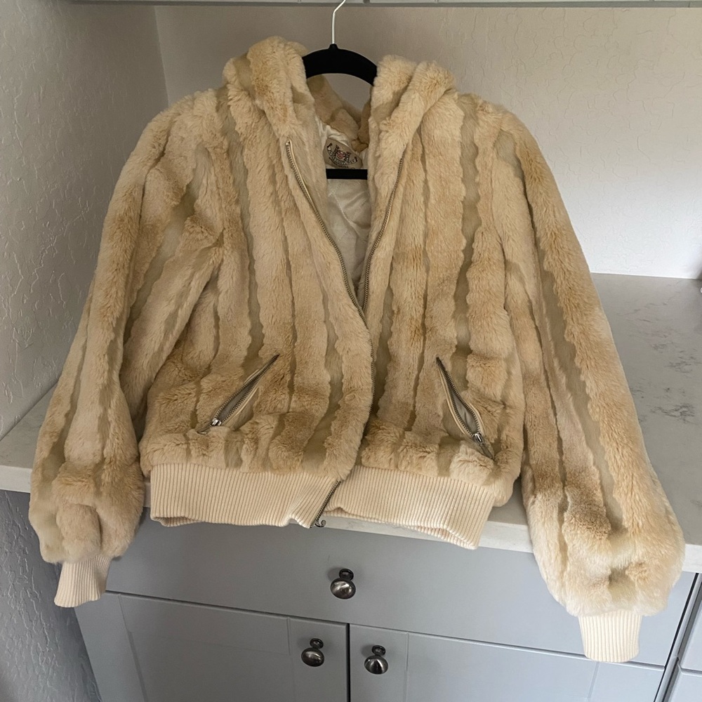 Faux fur juicy jacket. Size M